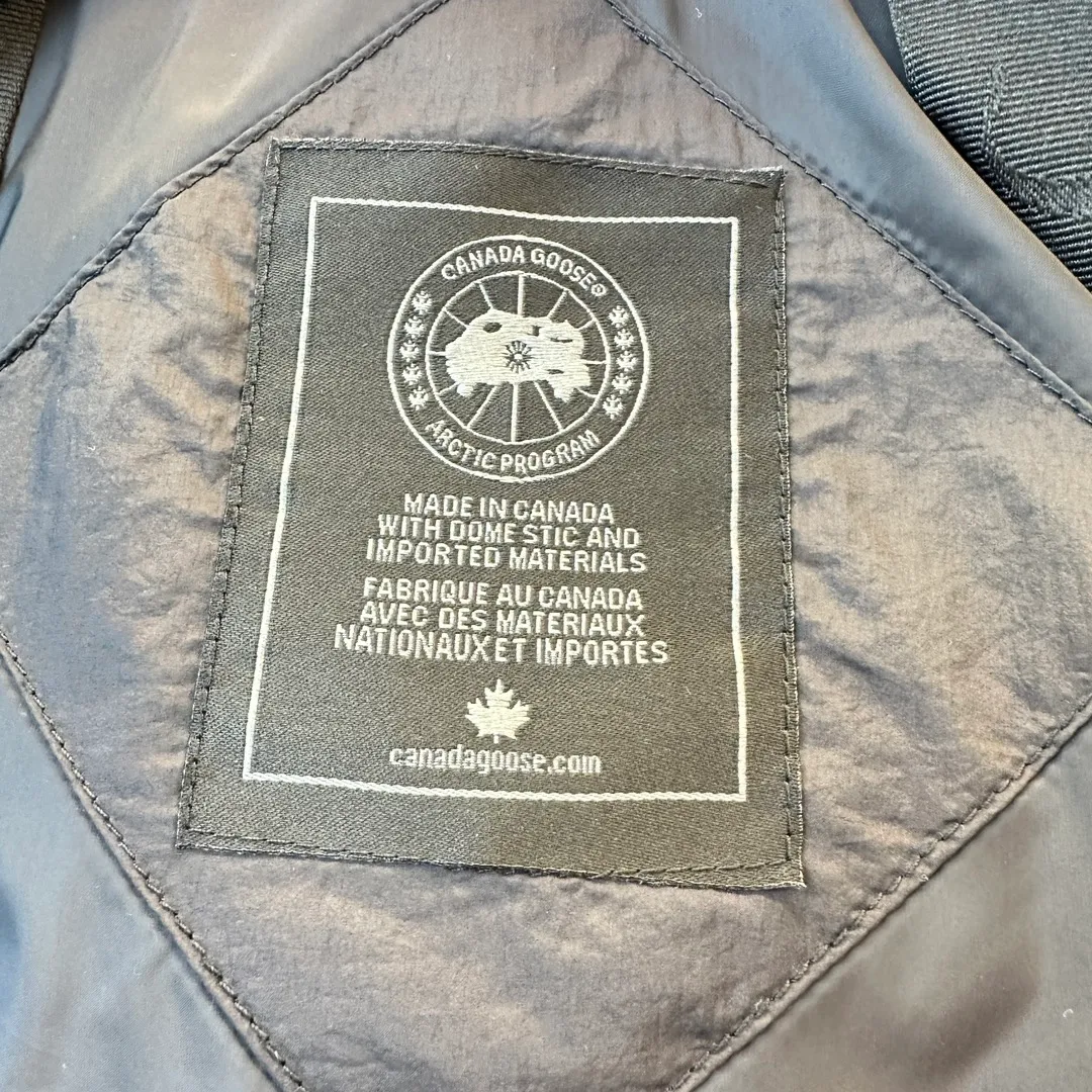 P940 2️⃣0️⃣2️⃣4️⃣The latest Canada goose black label down jacket. The goose black label down jacket is a must-have in the outerwear industry! The latest designer styles! The goose down jacket has always been a popular element of fashion and is loved by experts from all walks of life! Fashionable hooded cut, high-end customer-supplied fine goose down, high resilience, smooth zipper, strong and firm. Pockets on both sides can store small items, free your hands, and you can go out without worries. It can also meet the need of putting your hands in your pockets👏👏Produced by Big Goose, it can be used as a group uniform by many celebrities. This down jacket uses a double-layer anti-down lining design, which has strong windproof performance and will be very warm in winter! New standard 90% goose down filling, high fluffiness, windproof hooded design. When walking outdoors, pull the collar to the highest position, put your hands in the pockets and it will be very warm. It can be easily controlled by all body types! The interior is equipped with an elastic snow skirt design for better wrapping. The simple and neat style design highlights the masculine temperament. The impeccable style is classic and never goes out of style. It is warm and practical, and it is versatile! You can enter with your eyes closed!  Size: XS-XXL Color: black gray